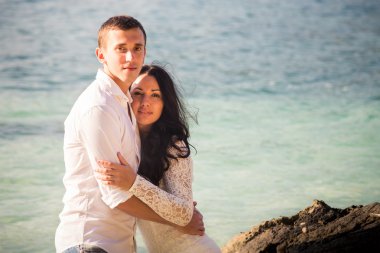 Gelin ve damat denizle sarılmak