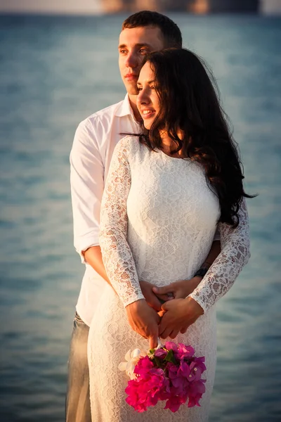 Bruna sposa e bello sposo — Foto Stock