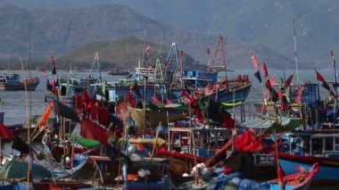 Bay karşı dağlar balıkçı tekneleri rulo