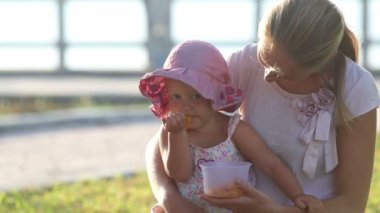 Anne kızı meyve beslemeleri