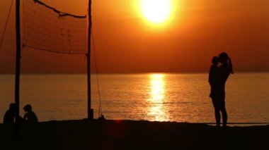 anne ve kızı voleybol net yakınında duran