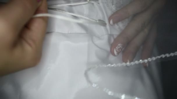 Наречена зв'язує корсет на весільній сукні — стокове відео