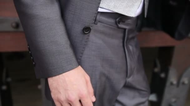 Жених кладет палец в карман — стоковое видео