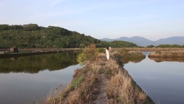 Blond tjej i vietnamesiska folkdräkt — Stockvideo