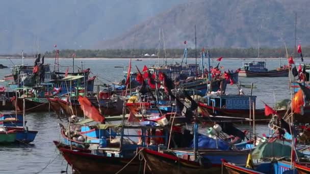 Barcos de pesca rolar na baía contra montanhas — Vídeo de Stock