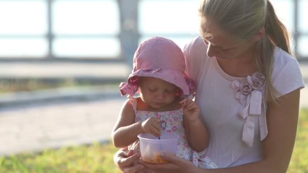 Mother feeds daughter fruits — Stock Video