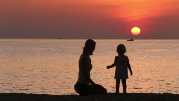 Μητέρα και κόρη, θαυμάζοντας την Ανατολή του ηλίου — Αρχείο Βίντεο