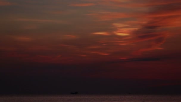 Nuvens do amanhecer acima da ilha do mar — Vídeo de Stock