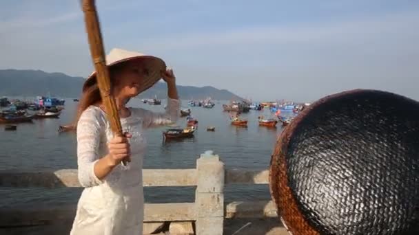 Blond tjej i vietnamesiska folkdräkt — Stockvideo