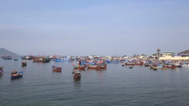 Причаливание рыбацких лодок в бухте по деревне — стоковое видео