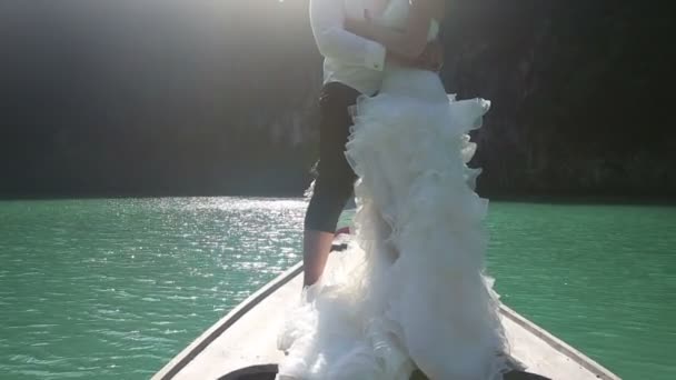 Noiva e noivo em barco de cauda longa — Vídeo de Stock