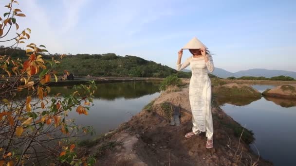 Meisje in vietnamese nationale kostuum — Stockvideo