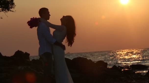 Silhouette de mariée câlins et baisers marié — Video