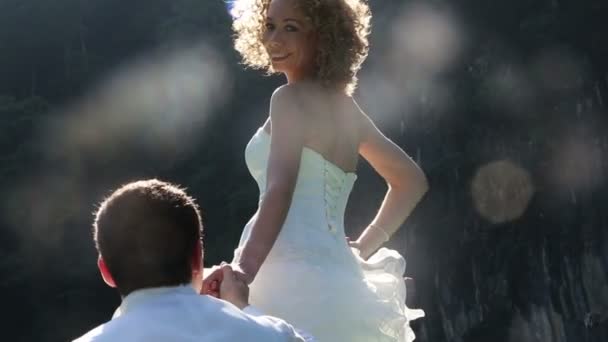 Le marié tient la main de la mariée 