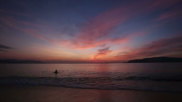 Nuvens do amanhecer acima da ilha do mar — Vídeo de Stock