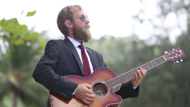 Chitarrista in nero suona la chitarra e canta — Video Stock