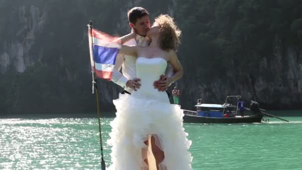 marié et mariée baisers sur l'arrière dans bateau 