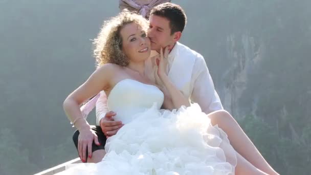 marié baisers mariée dans longtail bateau 