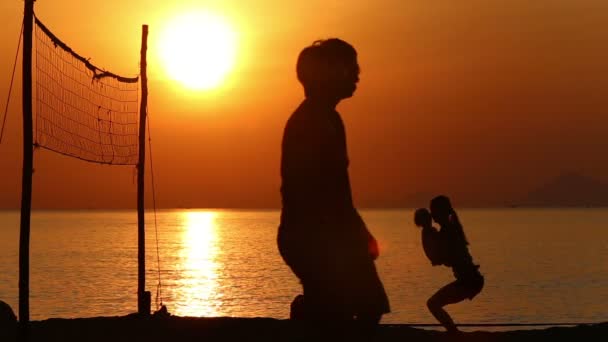 Mère faire des exercices avec enfant sur la plage — Video