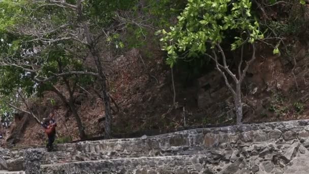 Guitarrista em preto toca guitarra e canta — Vídeo de Stock