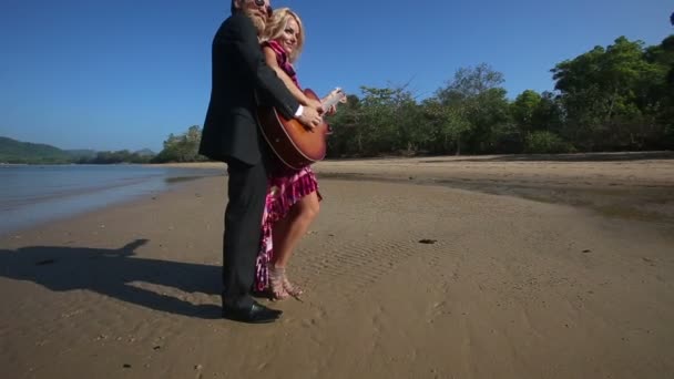 Guitarist and blonde girl play guitar — Stock Video