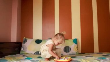 küçük şirin kız oynamaya