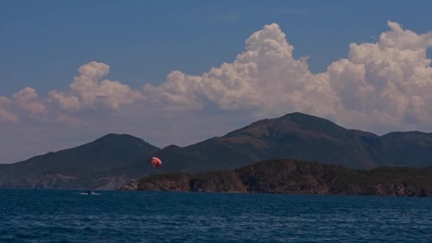 Kitesurf contra nuvens céu — Vídeo de Stock