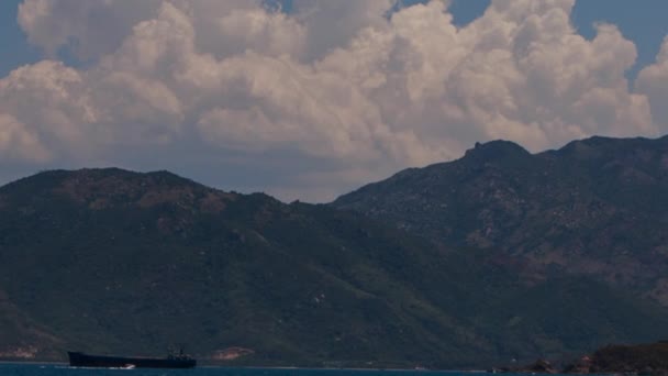 Barcaza contra la costa de montaña — Vídeos de Stock