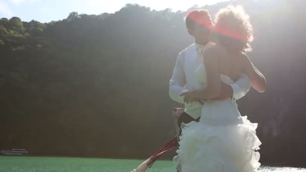 Mariée et marié en bateau à queue longue 