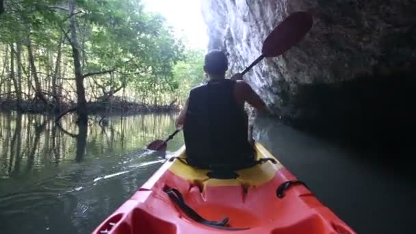 Gammal man paddlar på kajak i canyon — Stockvideo