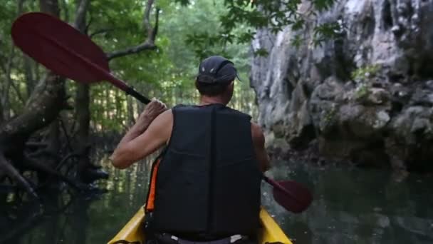 Anciano remando en kayak en cañón — Vídeo de stock
