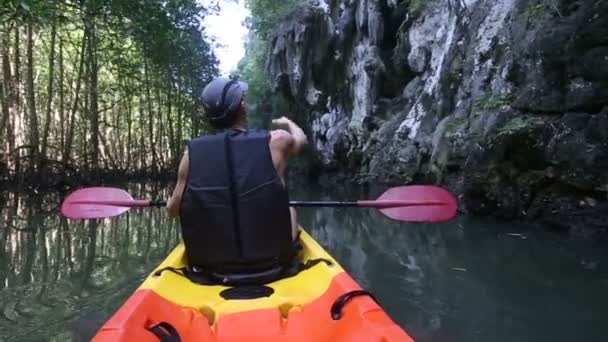 Vecchio pagaia su kayak in canyon — Video Stock