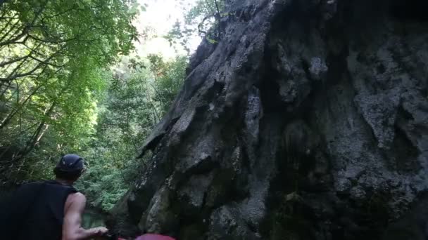 Le vieil homme pagaie en kayak dans le canyon — Video