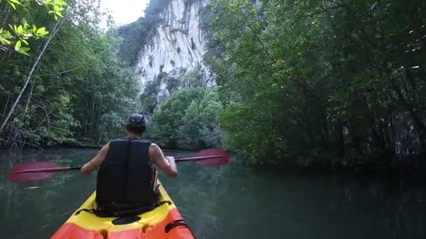 Le vieil homme pagaie en kayak dans le canyon — Video