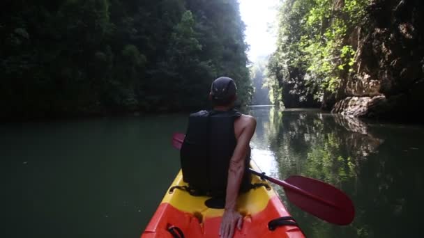 Man backside view rows on kayak — Stock Video