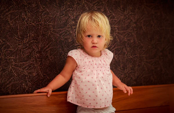 Retrato de pé menina loira — Fotografia de Stock