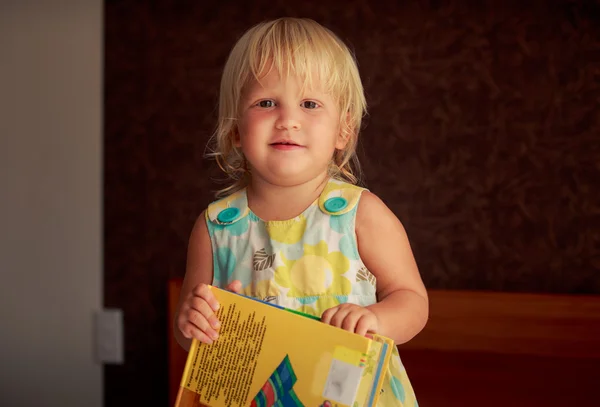 Meisje speelt met kinderachtig boek — Stockfoto
