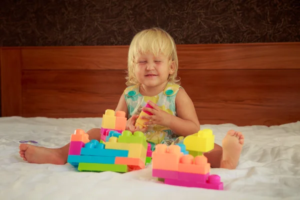 Meisje speelt speelgoed constructor — Stockfoto