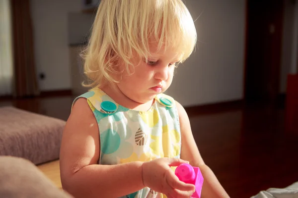 Blond meisje speelt speelgoed constructor — Stockfoto