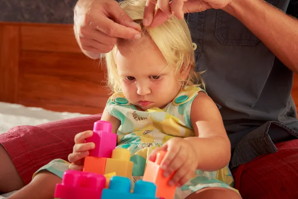 Meisje speelt speelgoed constructor — Stockfoto