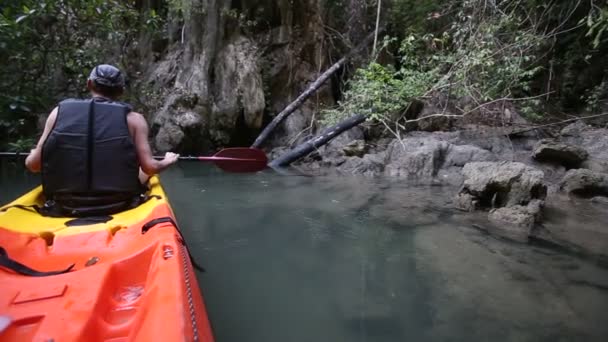 Gammal man paddlar på kajak i canyon — Stockvideo