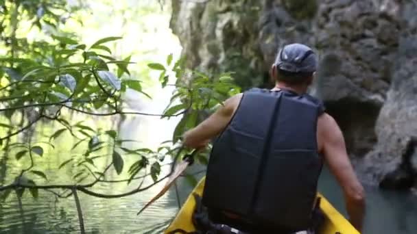 Anciano remando en kayak en cañón — Vídeo de stock