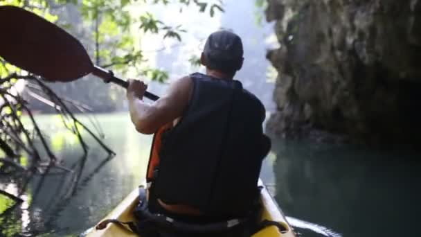 Le vieil homme pagaie en kayak dans le canyon — Video
