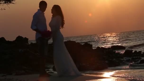 Mariée câlins marié avec bouquet — Video