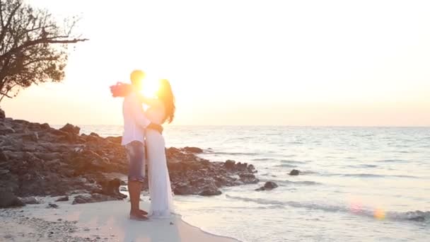 Невеста со свадебным букетом обнимает жениха — стоковое видео