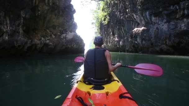 Man backside view rows on kayak — Stock Video