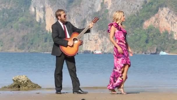 Guitarrista toca dança menina — Vídeo de Stock