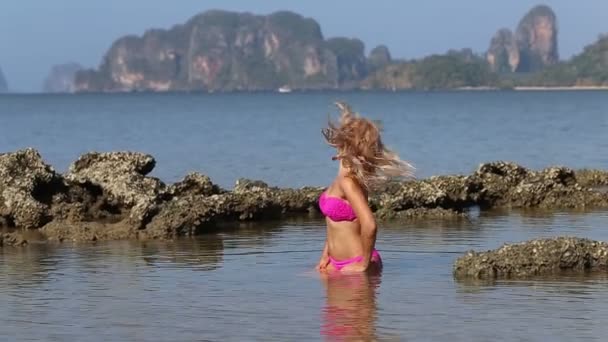 Girl in swimsuit smooth hair in sea — Stock Video