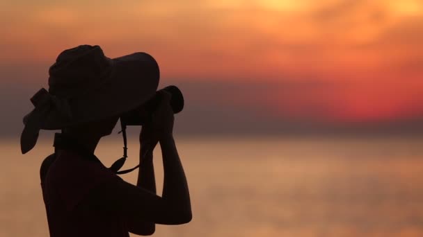 Fille prenant des photos du lever du soleil — Video