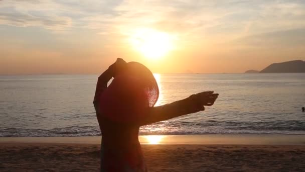 Menina e nascer do sol acima do mar — Vídeo de Stock